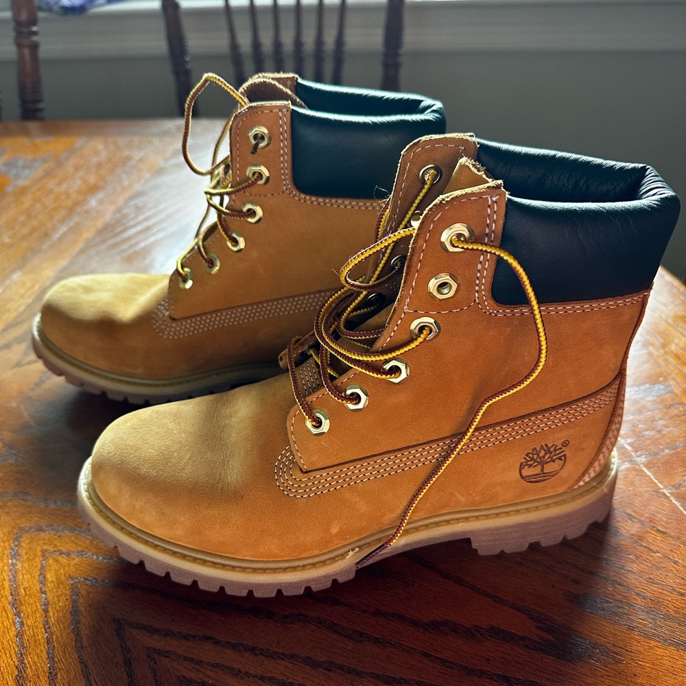 NWOT WOMEN’S TIMBERLAND 6 IN WATERPROOF BOOTS
SIZE 8 BNWT